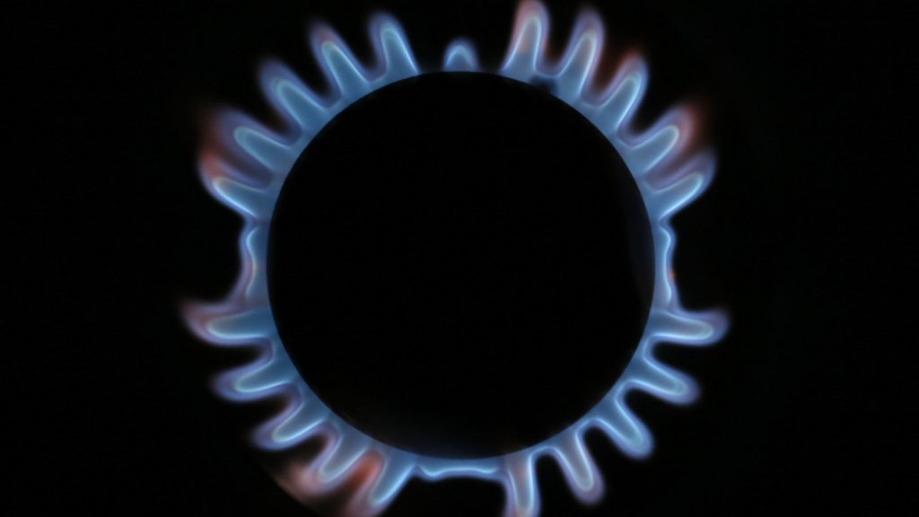 A gas hob is seen in this photo illustration taken in London December 2, 2013. Britain's biggest energy companies agreed on Monday to limit increases to household bills, giving some relief to Prime Minister David Cameron on an issue that has angered voters and given opponents a potent line of attack before a 2015 election.   REUTERS/Stefan Wermuth (BRITAIN - Tags: ENERGY BUSINESS POLITICS) - RTX161AA