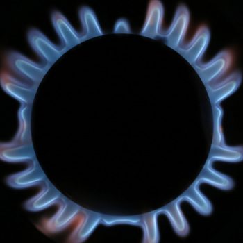 A gas hob is seen in this photo illustration taken in London December 2, 2013. Britain's biggest energy companies agreed on Monday to limit increases to household bills, giving some relief to Prime Minister David Cameron on an issue that has angered voters and given opponents a potent line of attack before a 2015 election.   REUTERS/Stefan Wermuth (BRITAIN - Tags: ENERGY BUSINESS POLITICS) - RTX161AA